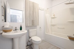 Hair dryer, towels - Bright & Beautiful 3 Bedroom in Griffintown (Montréal)
