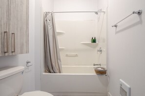 Hair dryer, towels - Chic and Spacious 3 Bedrooms in Griffintown (Montréal)