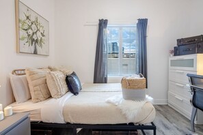 3 habitaciones, escritorio, tabla de planchar con plancha y wifi gratis 