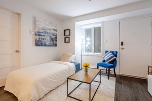 4 bedrooms, desk, iron/ironing board, free WiFi - Amazing 4 Bedroom Unit in Downtown (Montréal)