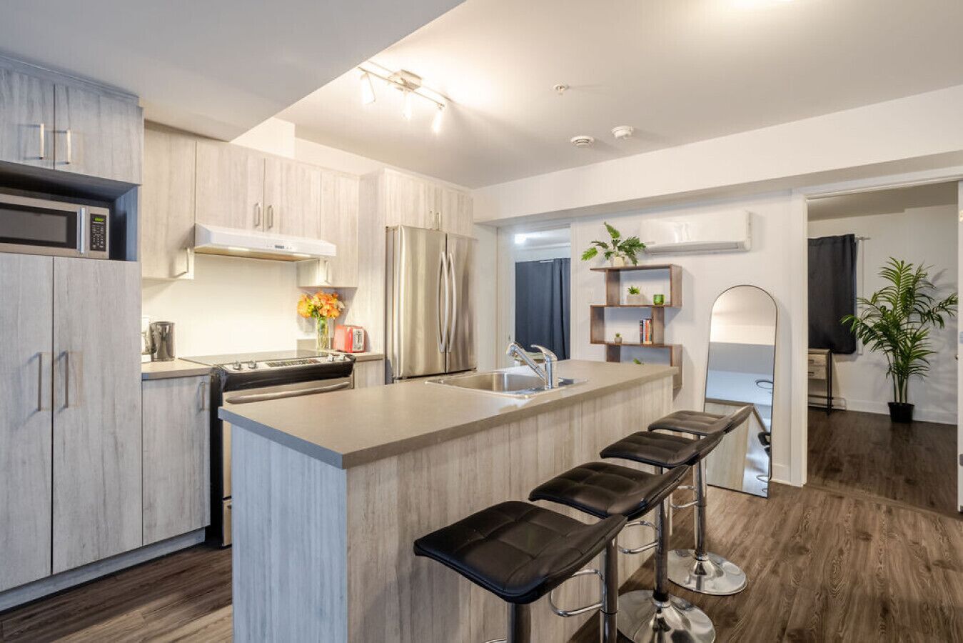 Geladeira, micro-ondas, fogão, cooktop