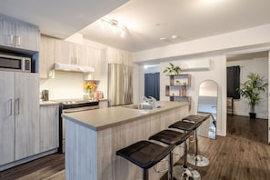 Refrigerador, microondas, horno y parrilla de estufa