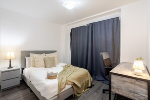 4 bedrooms, desk, iron/ironing board, free WiFi - Amazing 4 Bedroom Unit in Downtown (Montréal)