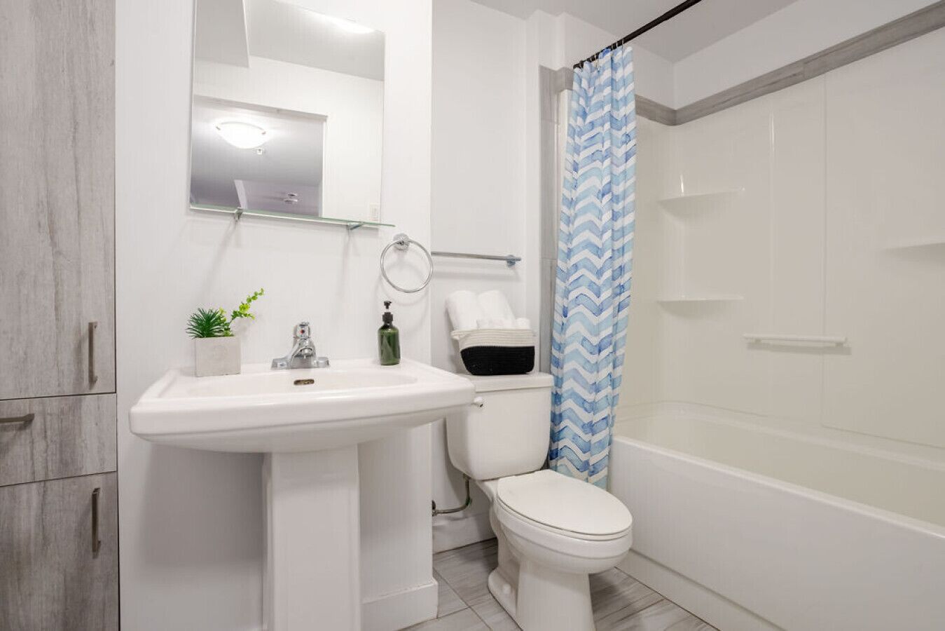 Sèche-cheveux, serviettes fournies