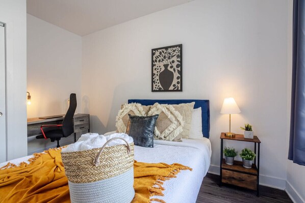 4 slaapkamers, een bureau, een strijkplank/strijkijzer, gratis wifi