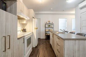 Fridge, microwave, oven, stovetop - Luxurious 4 BR Suite in Griffintown (Montréal)