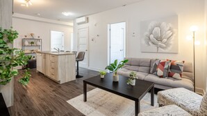 A modern apartment with a kitchen, dining area, and living room. - Luxurious 4 BR Suite in Griffintown (Montréal)