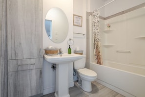 Een haardroger, handdoeken