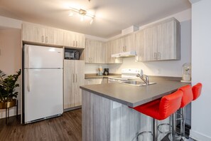 Fridge, microwave, oven, stovetop - Cozy and Spacious Condo Downtown (Montréal)