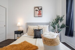 4 slaapkamers, een bureau, een strijkplank/strijkijzer, gratis wifi