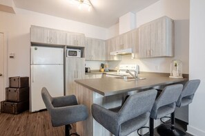 冷蔵庫、電子レンジ、オーブン、コンロ