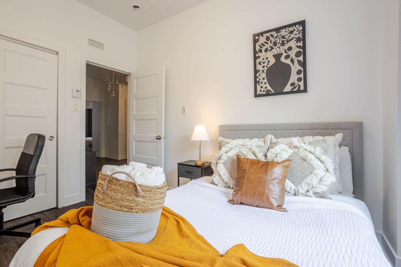 4 bedrooms, desk, iron/ironing board, WiFi (free)