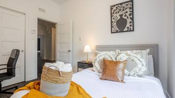 4 bedrooms, desk, iron/ironing board, WiFi (free)