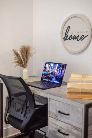 Interior - Modern Apartment in the Heart of Griffintown (Montréal)