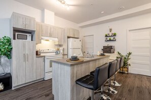 Refrigerador, microondas, horno, placa de cocina