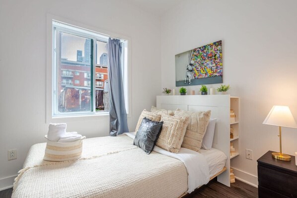 4 bedrooms, desk, iron/ironing board, free WiFi - Modern Apartment in the Heart of Griffintown (Montréal)