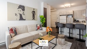 Una sala moderna con un sofá, una mesa de centro y una obra de arte en la pared.