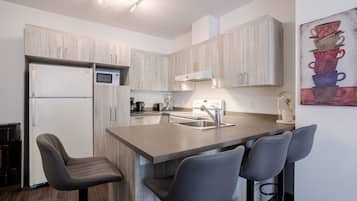Coffee/tea maker, fridge, microwave, oven