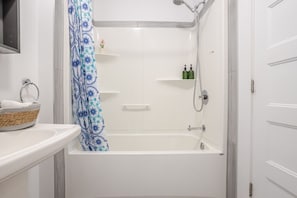 Hair dryer, towels - Wonderful 4 BR Home in the heart of Downtown (Montréal)