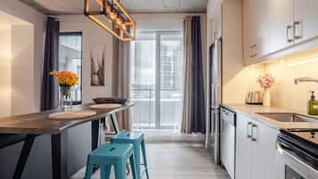 Lemari es, microwave, oven, dan kompor