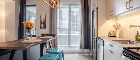 Refrigerador, microondas, horno y parrilla de estufa