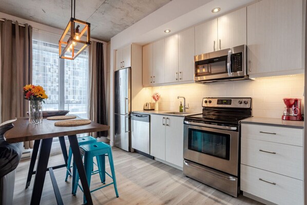 Køleskab, mikrobølgeovn, ovn, kogeplade