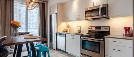 Frigorífico, microondas, horno y placa de cocina
