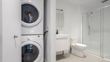 Pengering rambut dan handuk