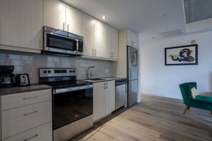 Réfrigérateur, micro-ondes, four, plaque de cuisson