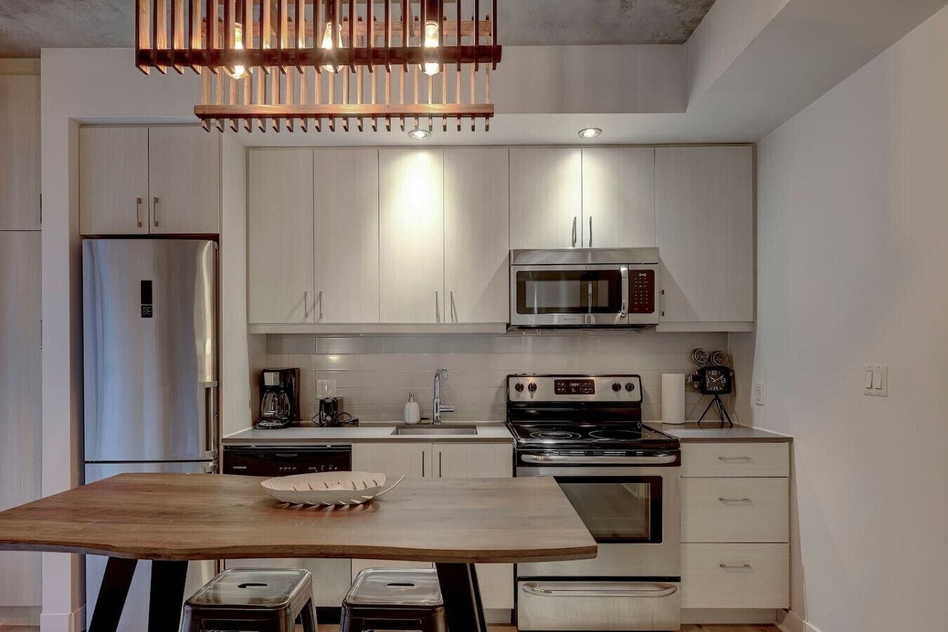 Réfrigérateur, micro-ondes, four, plaque de cuisson