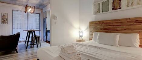 1 室のベッドルーム、デスク、アイロン / アイロン台、WiFi (無料)