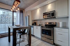 ثلاجة، ميكروويف، فرن، موقد طهي مسطح