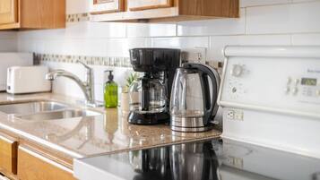 Een koelkast, een magnetron, een oven, een kookplaat