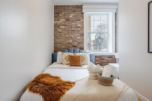 4 bedrooms, desk, iron/ironing board, free WiFi - Chic 4BR Haven | Sunlit in Downtown MTL (Montréal)