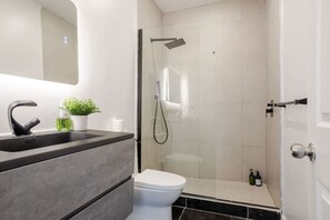 Produtos de toalete grátis, secador de cabelo, toalhas de banho 