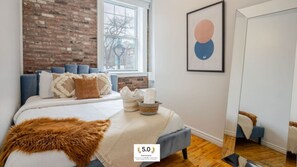 4 bedrooms, desk, iron/ironing board, free WiFi - Chic 4BR Haven | Sunlit in Downtown MTL (Montréal)