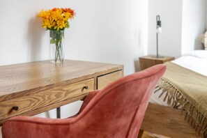 4 bedrooms, desk, iron/ironing board, free WiFi - Chic 4BR Haven | Sunlit in Downtown MTL (Montréal)