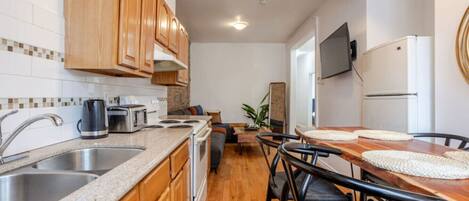 冰箱、微波炉、烤箱、炉灶