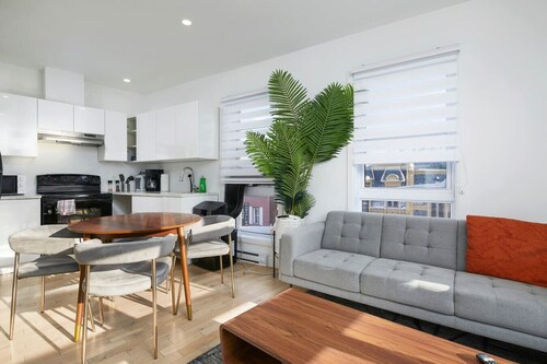 Contemporary 2BR Retreat in MTL`s Gay Village