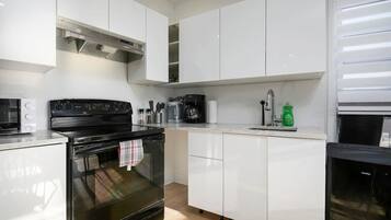 Frigorifero, microonde, forno, piano cottura