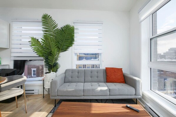Smart TV - Contemporary 2BR Retreat in MTL`s Gay Village (Montréal)