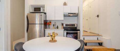 Réfrigérateur, micro-ondes, four, plaque de cuisson