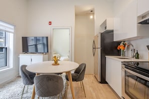 Fridge, microwave, oven, stovetop - Delightful 2BR in Village Downtown (Montréal)