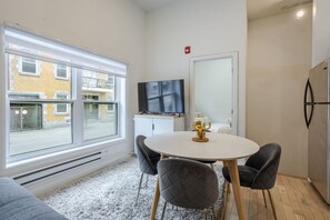 Dining - Delightful 2BR in Village Downtown (Montréal)