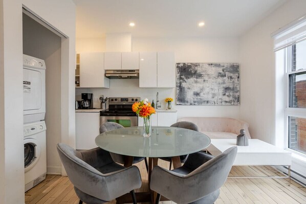 Dining - Outstanding 1BR |Downtown +steps to metro staion (Montréal)