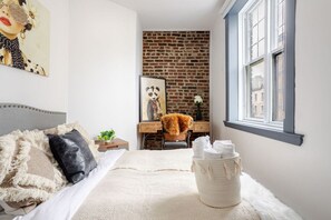 4 bedrooms, desk, iron/ironing board, free WiFi - Prime Location | Charming 4BR in Downtown MTL (Montréal)