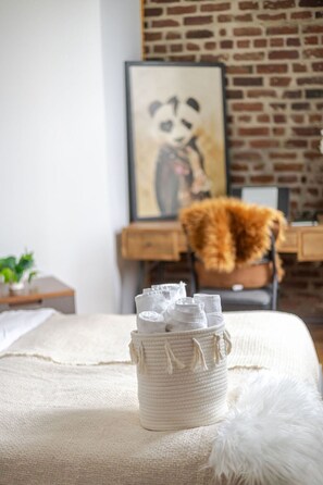 4 bedrooms, desk, iron/ironing board, free WiFi - Prime Location | Charming 4BR in Downtown MTL (Montréal)