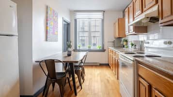 Een koelkast, een magnetron, een oven, een kookplaat