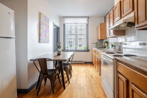 Fridge, microwave, oven, stovetop - Prime Location | Charming 4BR in Downtown MTL (Montréal)