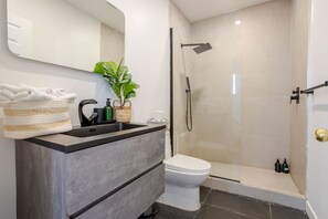 Hair dryer, towels - Prime Location | Gorgeous 4BR Downtown MTL (Montréal)